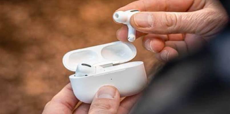 What do the lights on the AirPods case mean? - Charging case