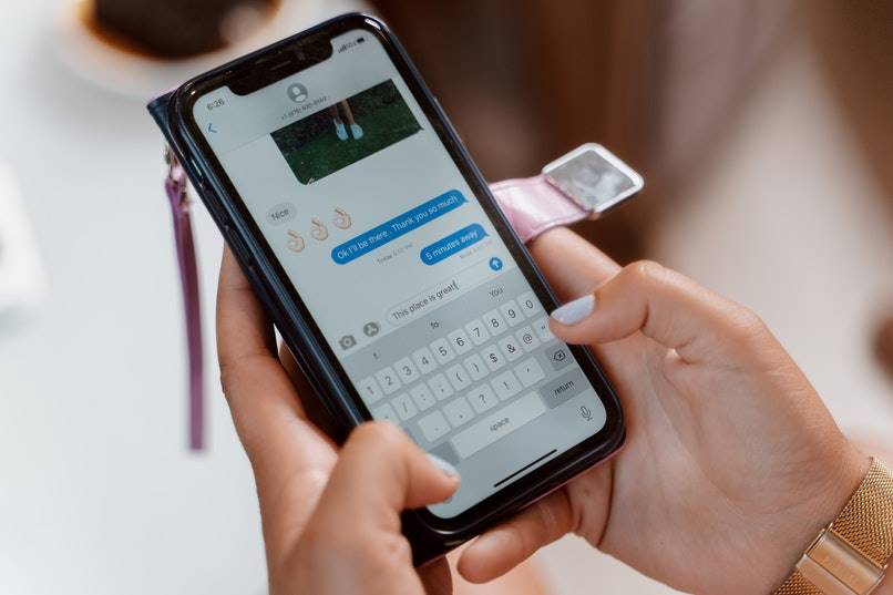 man typing on cell phone