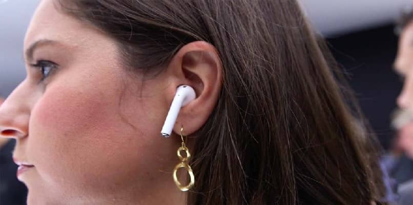 people using airpods