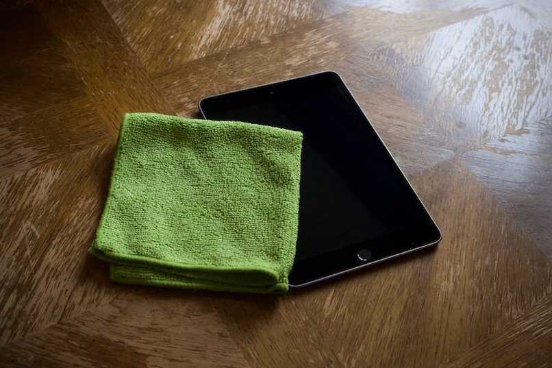 How do I clean my iPad screen the right way? - Hygiene Tips