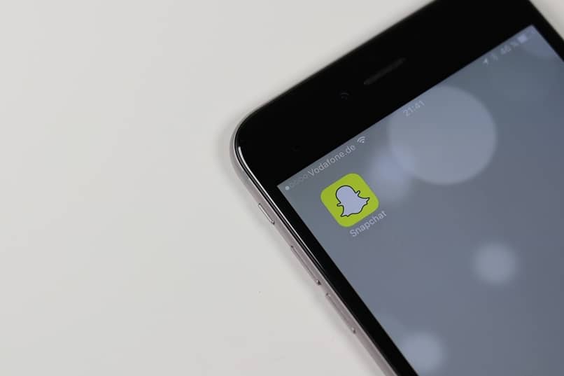 How to find places and places using snapchat on your phone