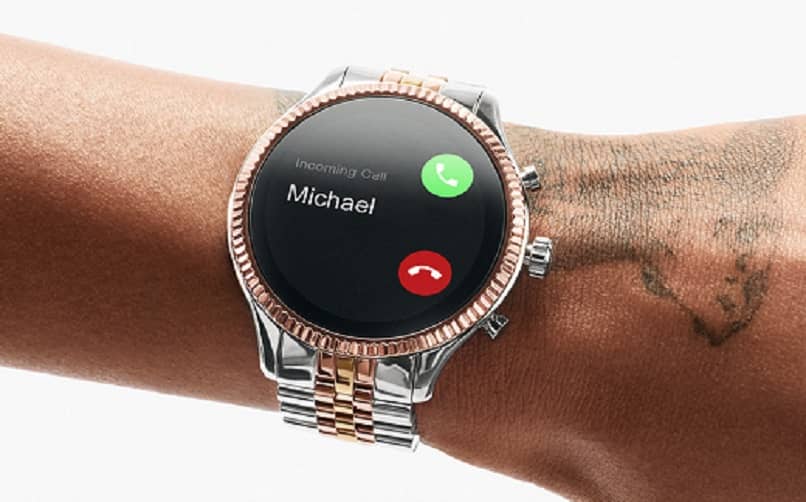 How do I quickly answer calls with my Michael Kors smartwatch?