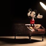 mickey mouse sobre un piano