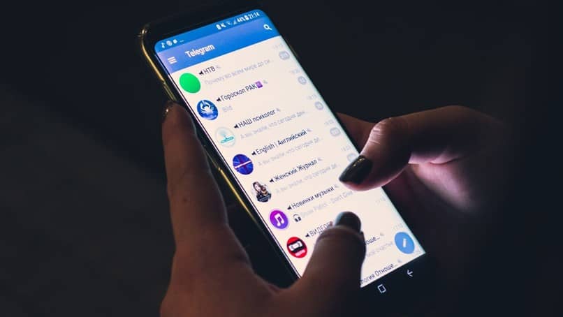 telegram movil mano